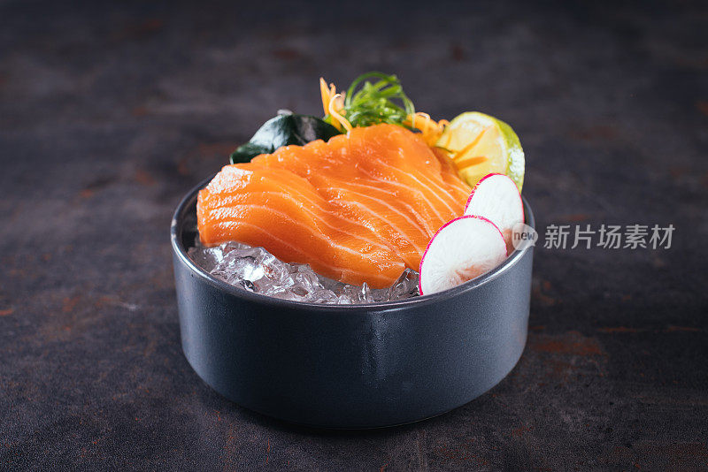 Poke bowl with salmon, avocado and vegetables on light background overhead view:在浅背景上，在头顶的视图上